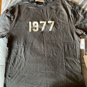 Fear of God Essentials “1977” Tee in Iron